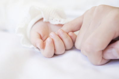 赤ちゃんとお母さんの手の写真
